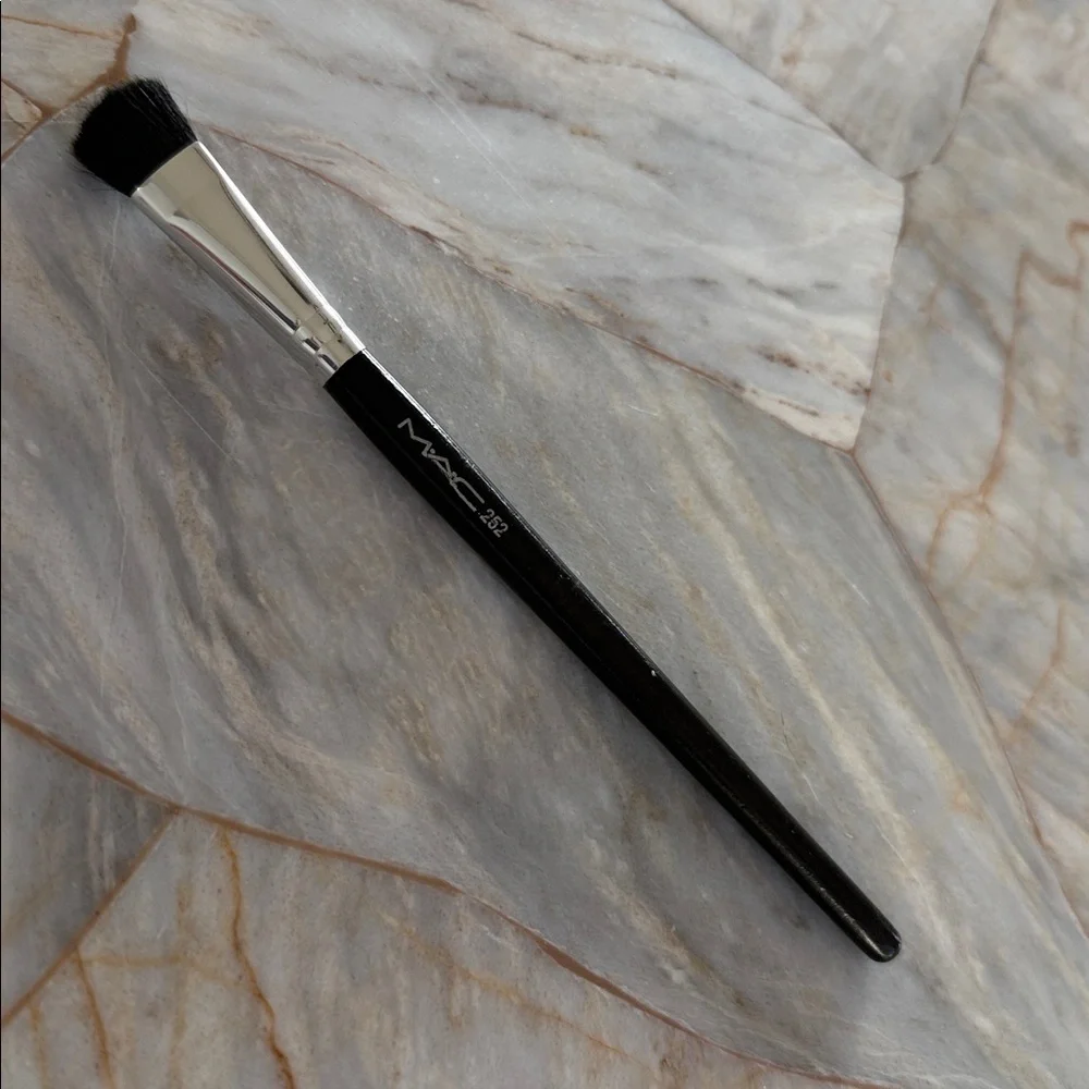 MAC‎ 252 Professional Makeup Brush 252 Synthetic Large Shader Brush
